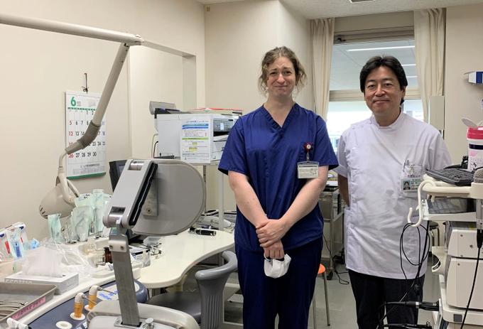 オックスフォード大学からの留学生 (左)を受け入れた耳鼻咽喉科・頭頸外科学講座の梅野教授 (右)